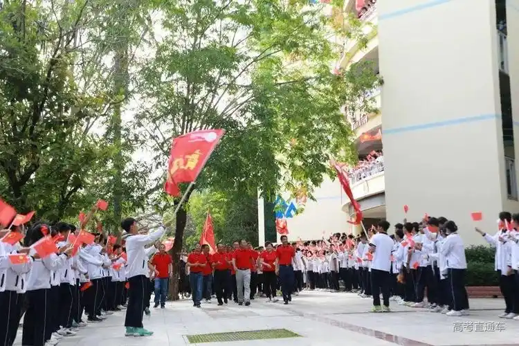 们提前感受高考氛围,5月20日晚,泉州六中举行了2022年高考"喊楼"活动