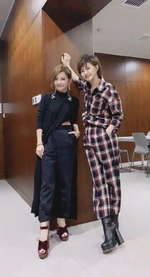 "天后"合体搞怪!孙燕姿梁静茹同框,粉丝福利来了