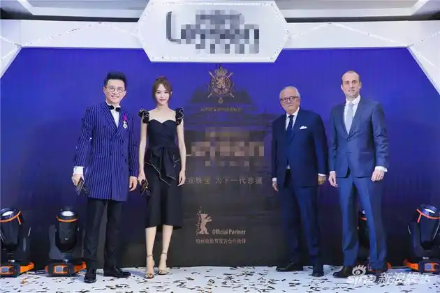 (左起)苏芒,唐嫣,沈东军合影留念