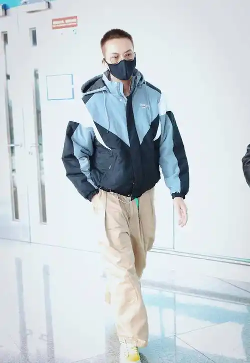 酷盖陈伟霆又穿潮味风,裤子宽松得穿不住,果然大长腿就是任性_时尚