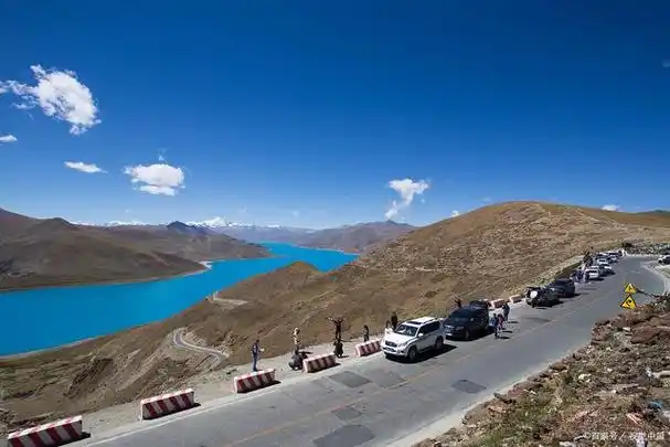 318国道川藏线,这条被誉为"中国最美的景观大道",穿越了四川盆地与