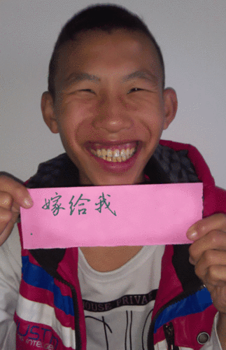 求大神帮我弄张猥琐男举牌照,加字:嫁给我!