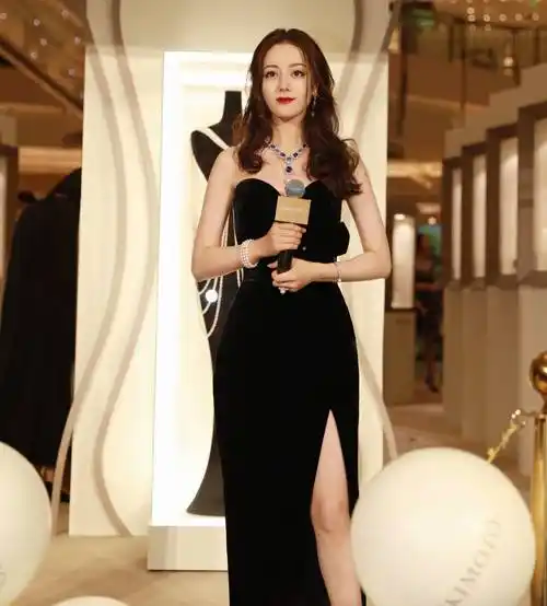 迪丽热巴红毯造型,穿黑色开叉裙优雅大方,生图小腿比男生粗