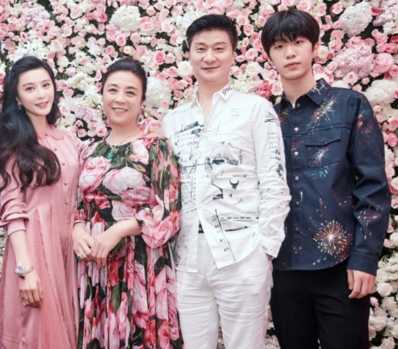 9月16日,杨天真在零点准时晒出了庆生六宫格,祝福范冰冰一直美下去