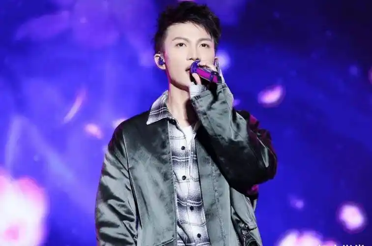 看遍了各种"神仙打架合集""好声音周深"等等的视频,越看越喜欢,嘿嘿嘿