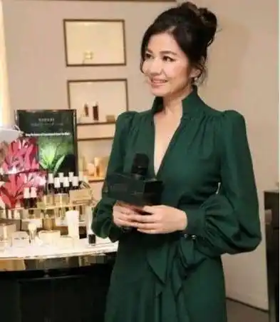 60岁钟楚红美人迟暮,难掩岁月痕迹,气质依旧出众_时尚_女性_钟楚曦