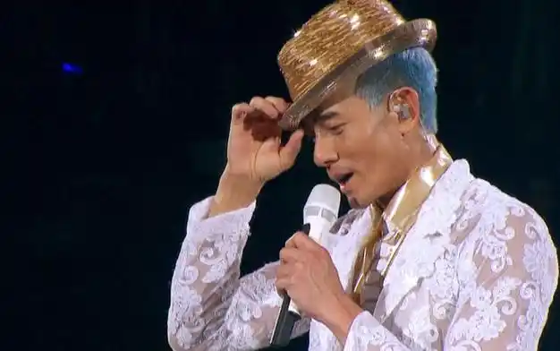 郭富城夫妇空降杭州机场两人疑吵架方媛独自推行李全程被冷落