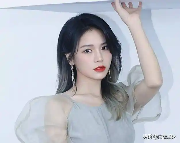 黄英的名字也一度出现在网传的大名单上,结果没有下文,转而做起了带货