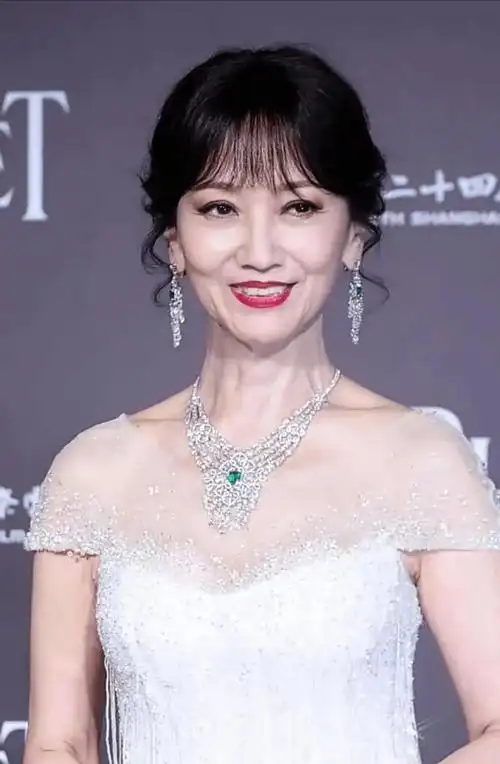 没了美颜滤镜,谁在装嫩一目了然,麒麟臂,水桶腰,满脸皱纹沟壑|赵雅芝