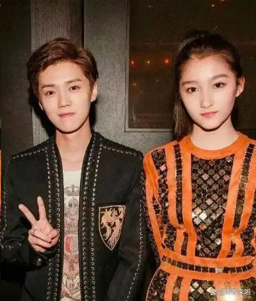 鹿晗关晓彤深夜聚餐,小情侣亲密同行,两人穿搭反差大