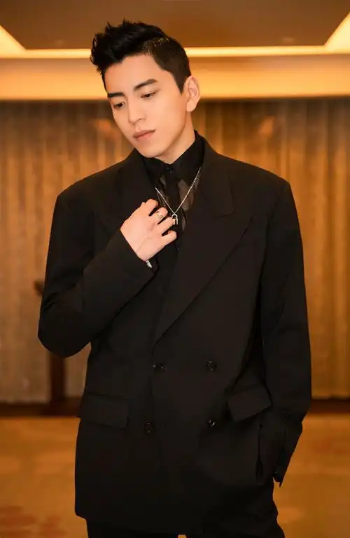 王大陆帅气有型西装写真图片