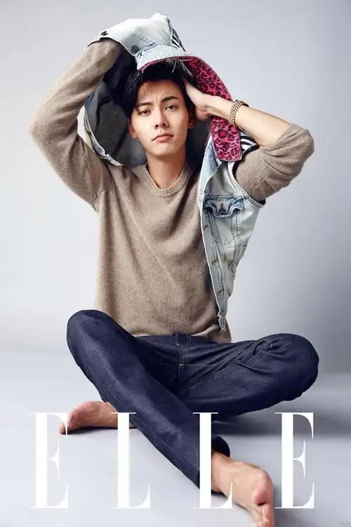 陈伟霆着潮装登封面多变pose性感迷人