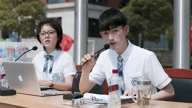 少年派:运动会开始,钱三一林妙妙主持广播站,配合还挺默契