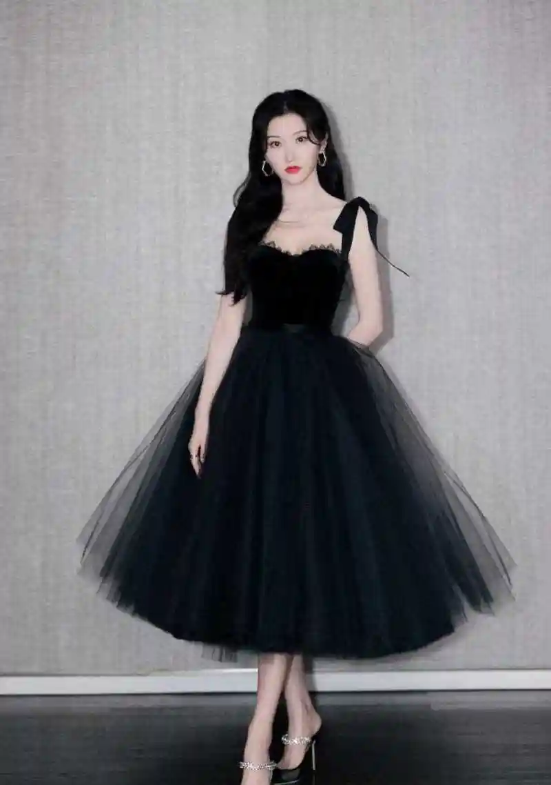景甜身穿黑色薄纱裙亮相某活动,肩部的蝴蝶结设计勾勒出凹凸曲线,皮肤