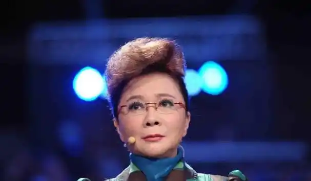 但现在,蔡明很少再演小品了,几乎已经半隐退.