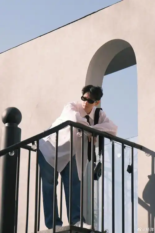 杨洋你一定要顶住军艺校草的名头一定要时刻记得要一直帅下去