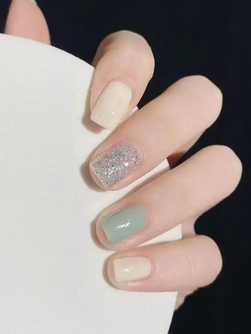 温柔跳色抹茶拿铁色美甲