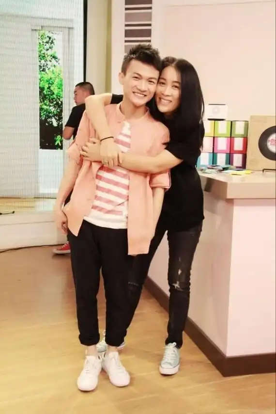 歌手周深:三上春晚人气爆棚,当年曾是自卑的留守孩子