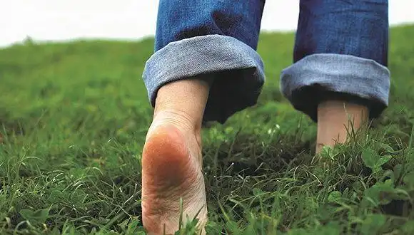 黄金周旅行归来 可以试试这个光脚走路调时差的办法