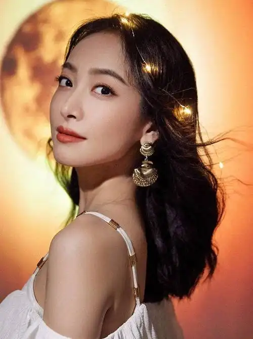 宋茜出席2021湖南卫视春晚 温柔颂歌漫游星海月光