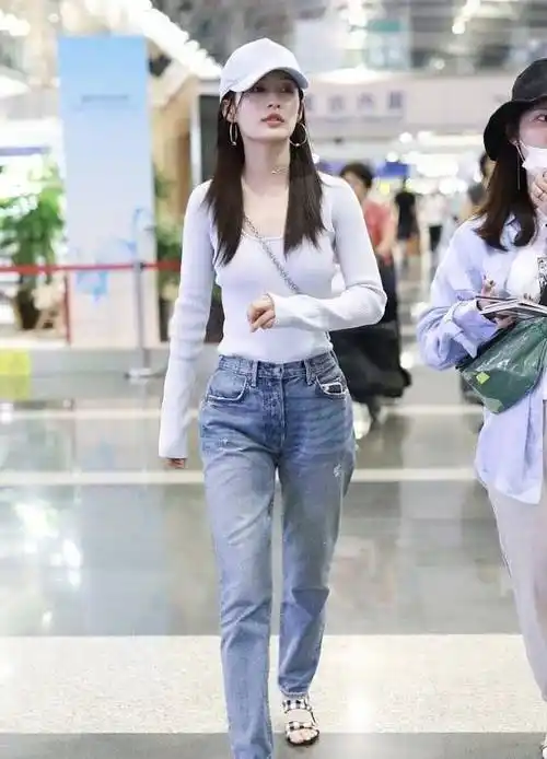 原创29岁李沁放开了穿穿无痕衣全程拿手捂放开后网友直呼爱了