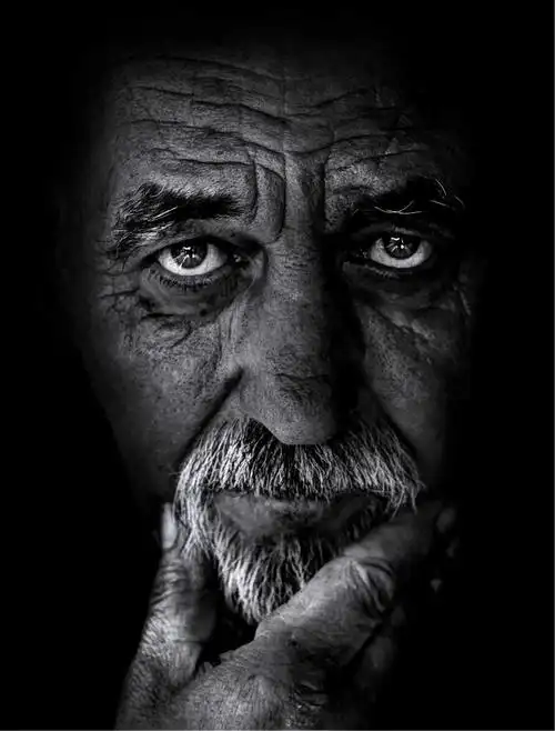 伤感严肃的老人的黑白图像素材-高清图片-摄影照片-寻图免费打包下载