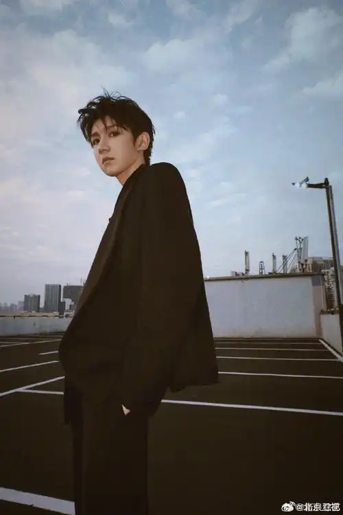 王源新造型与蜻蜓共舞#@tfboys-王源今日的新造型出炉,黑色衬衫磁配
