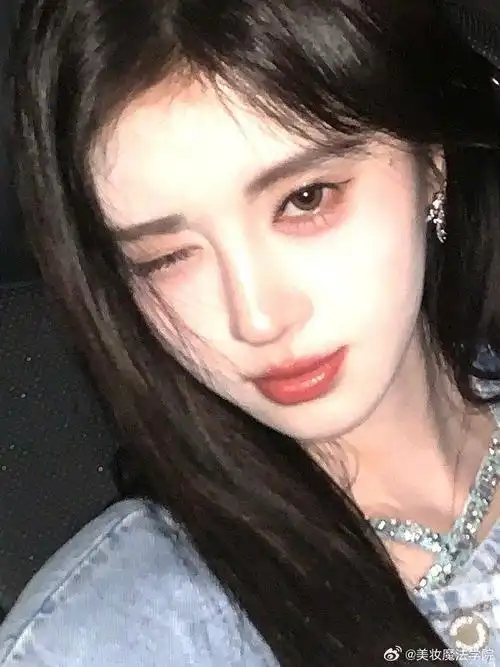 请允许我修改以下句子鞠婧祎的妆容非常迷人