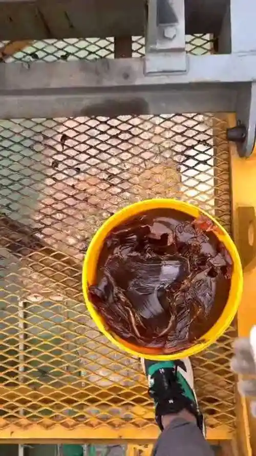 桶里的是油哦,把这个抹在机器上,机器会用起来很顺手哦!