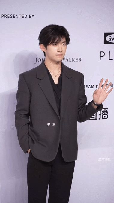 gq的小船 尴尬##易烊千玺手拿dv走红毯