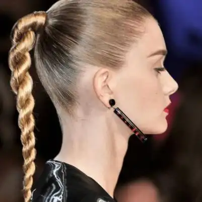 女生螺旋马尾发型图片 时尚又有活力