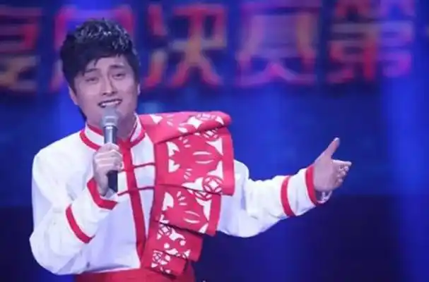 回顾歌手云飞:放弃家庭去支教,成名后与妻子离婚,今娶古典女神