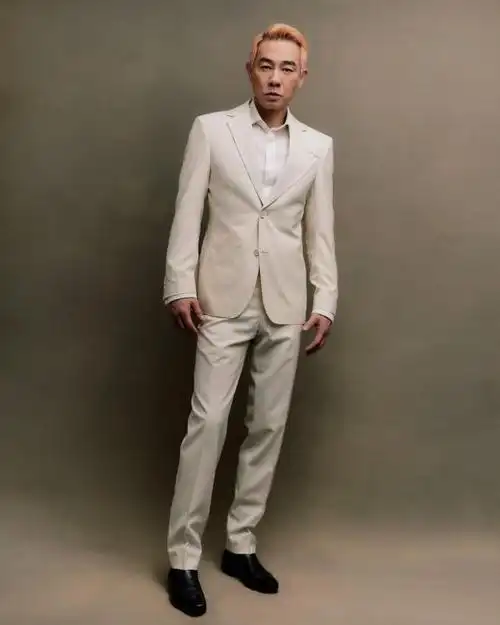 陈小春身穿白色西装,帅气当中带着脾气相,依旧是我们那枚大哥