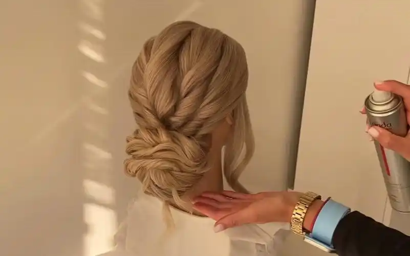 俄罗斯造型师仙气扭转上翻低发髻盘发教程_哔哩哔哩_bilibili