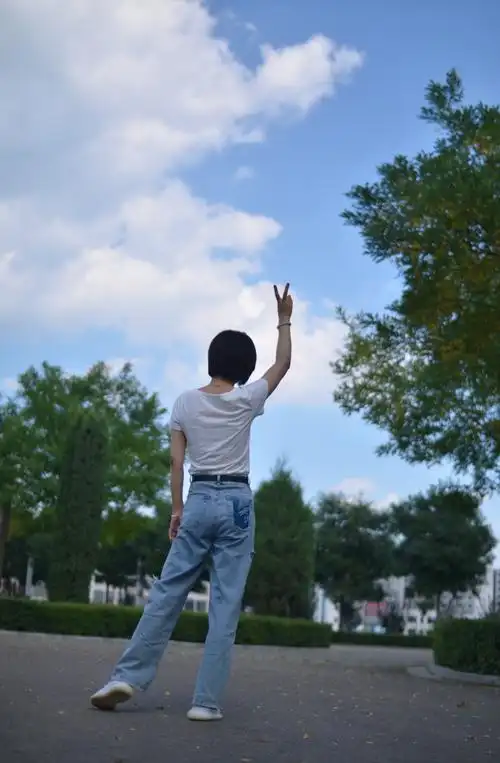 喜欢背影,竖起来手来,比个耶!