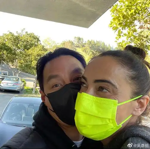 吴彦祖晒20年前后对比照为老婆庆生