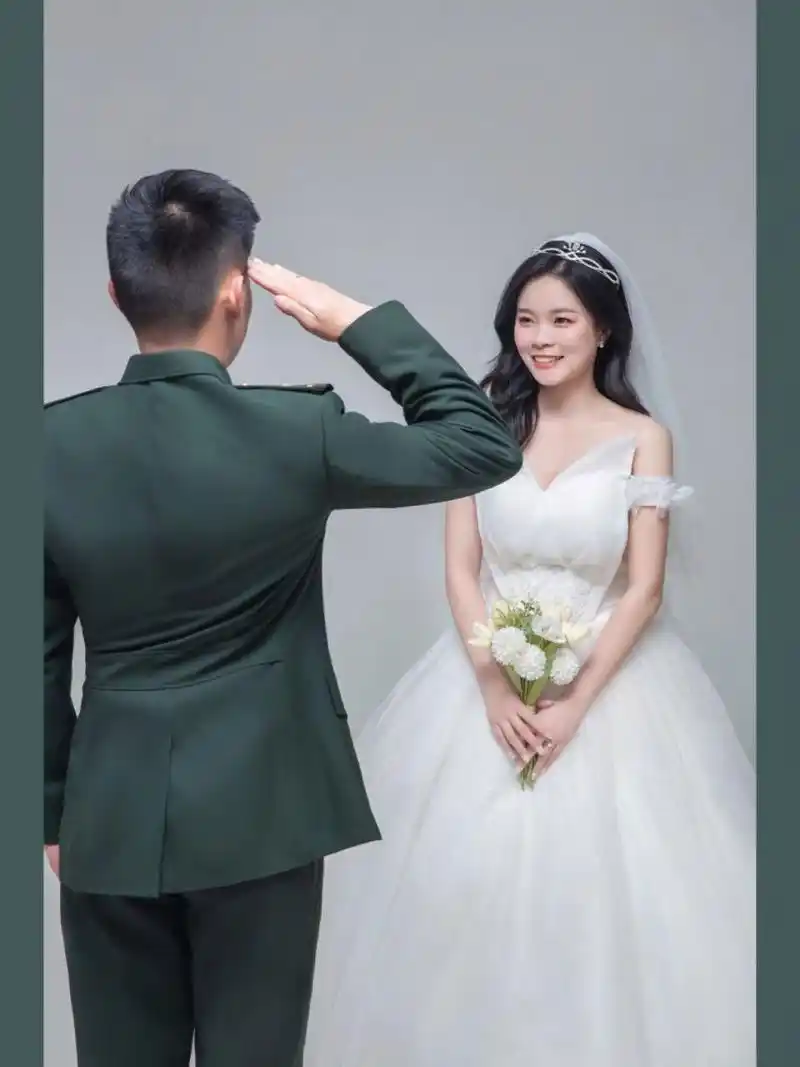 军装婚纱照(太好看了) 橄榄绿配白纱,我中心最美.