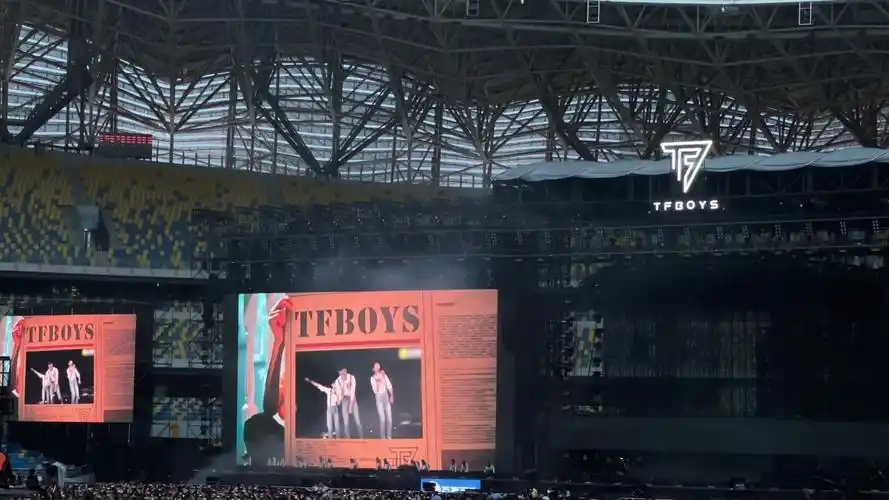 tfboys十年之约演唱会开场,嘿,你来了!