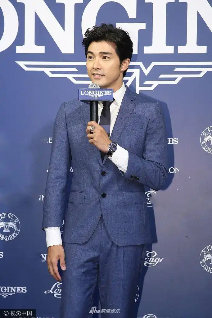 新浪娱乐讯 8月9日,帅气奶爸贺军翔现身台北出席某活动,身着蓝色西装