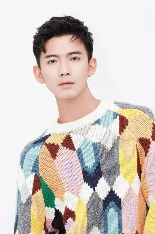 赵顺然阳光帅气写真图片