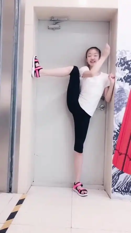 芭蕾舞基本功一字马这个动作对舞蹈生来说简直轻而易举