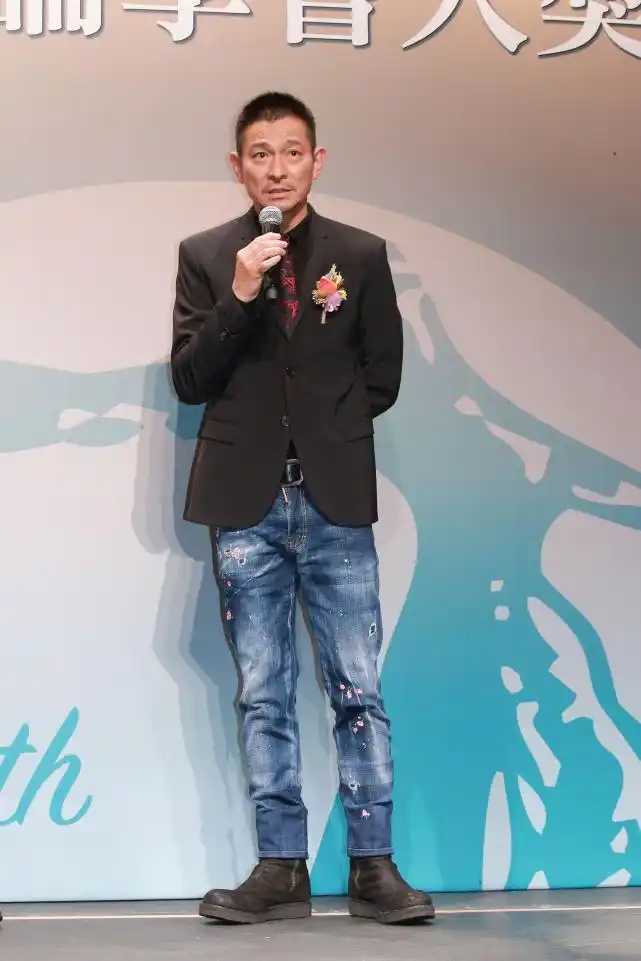 刘德华晒自驾游视频对着镜头竖大拇指辟谣患癌住院化疗传闻