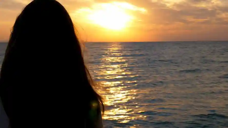 海边女人剪影,看海孤独,海边美女伤心难过