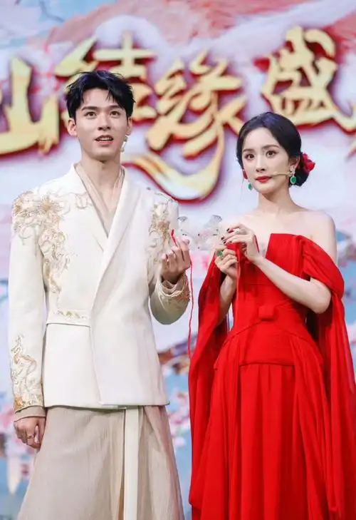 杨幂新剧开播,男主龚俊发动强大朋友圈关系,和杨紫有得一拼