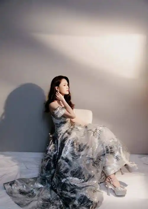 陈乔恩云纹吊带连衣裙优雅写真_网友_白色_气质