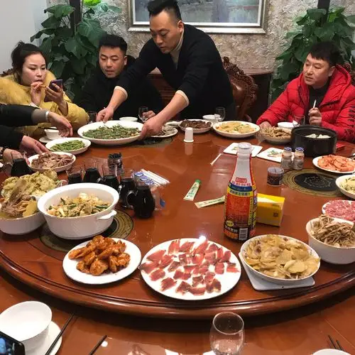 晚上,一大家人坐在一起吃饭,寓意就是团团圆圆!幸福美满!