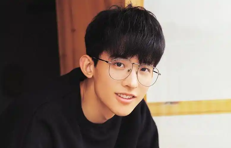 常华森打破了戴眼镜丑的魔咒,这个校服的日系写真,太美好了!