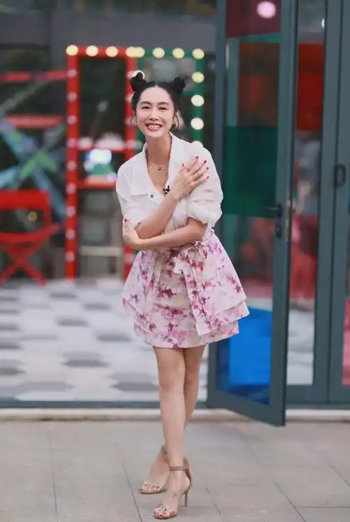 1/ 12 搜狐娱乐讯 30日,朱茵在社交平台晒了一张自己丸子头造型的照片