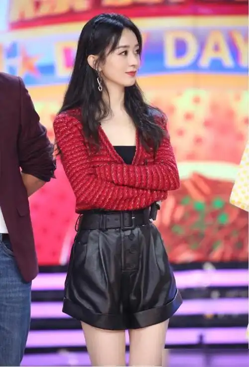 赵丽颖没咋受岁月影响短上衣配小皮裤当了妈依旧一副少女模样