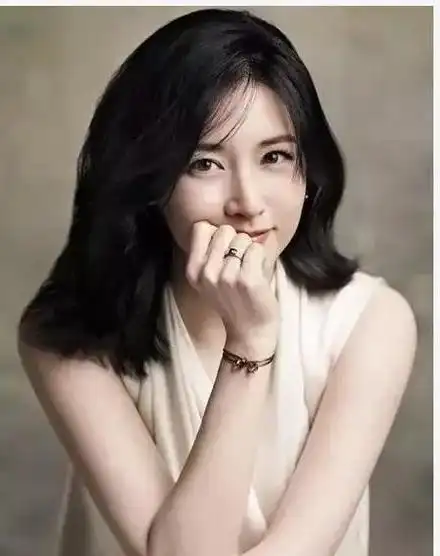 李英爱,1971年1月31日出生在韩国首尔,韩国女演员,李英爱:眉目如画